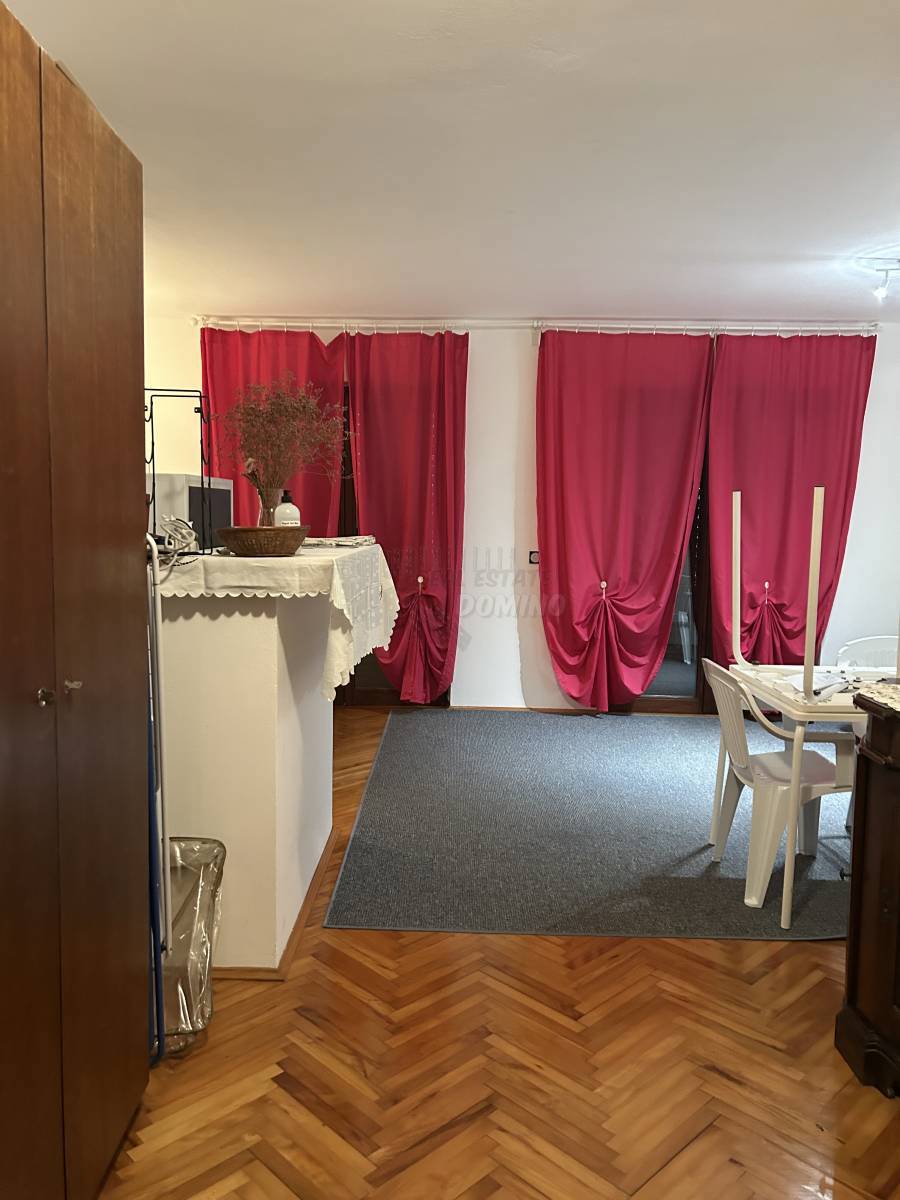 Casa con 3 appartamenti separati e un giardino! Njivice