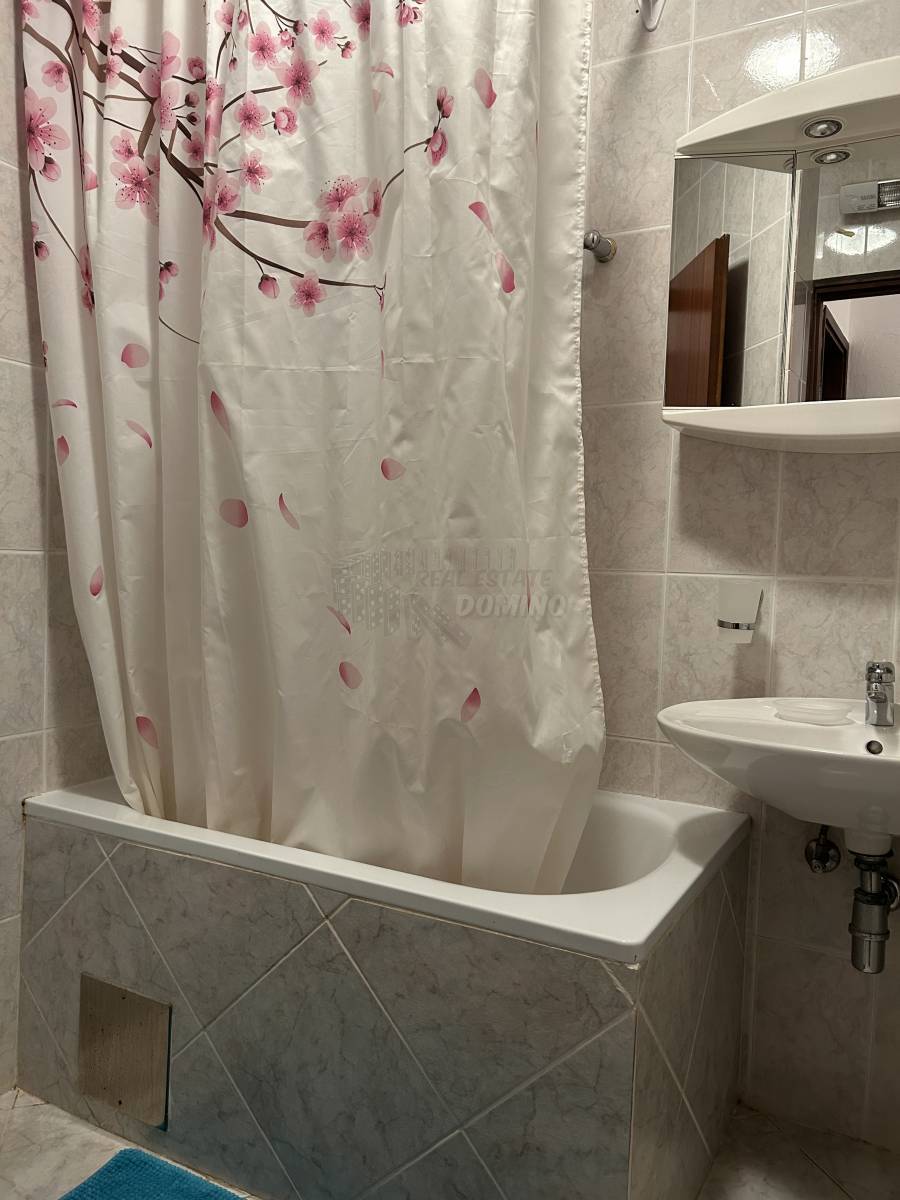 Casa con 3 appartamenti separati e un giardino! Njivice