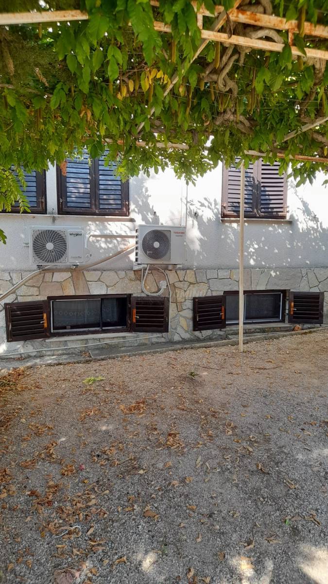 Casa con 3 appartamenti separati e un giardino! Njivice