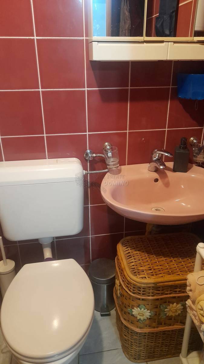 Casa con 3 appartamenti separati e un giardino! Njivice