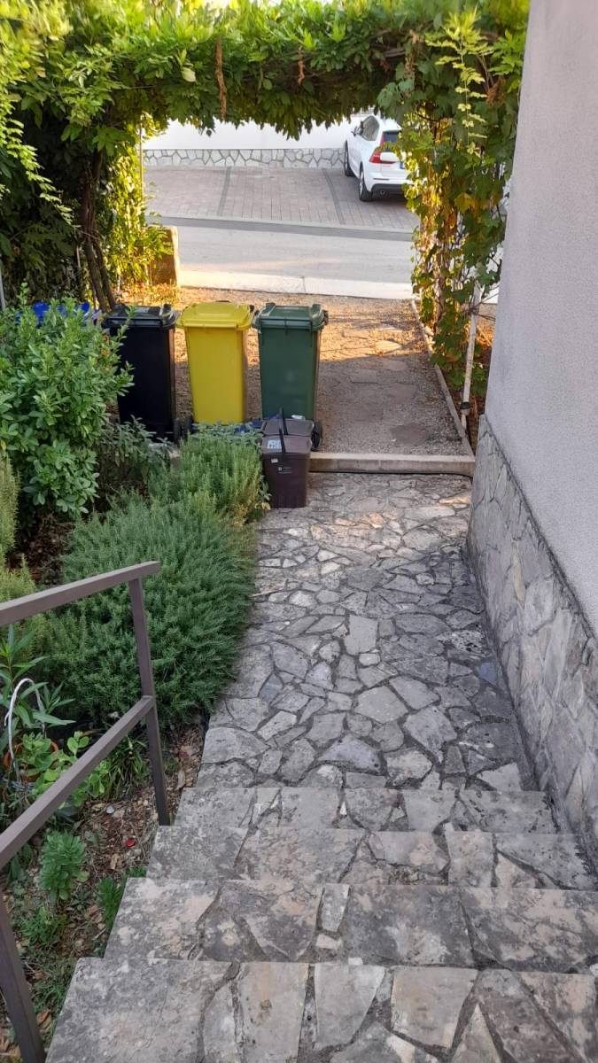 Casa con 3 appartamenti separati e un giardino! Njivice