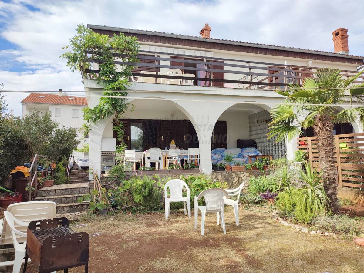 Casa con 3 appartamenti separati e un giardino! Njivice
