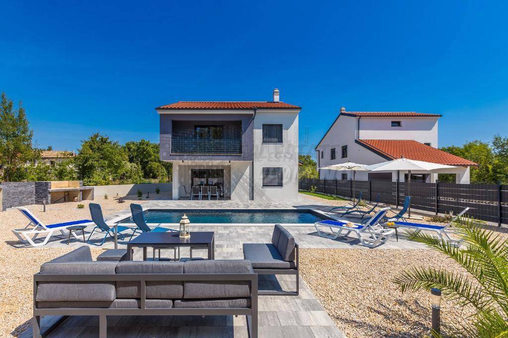 Bellissima casa indipendente con piscina e ampio giardino - di nuova costruzione!