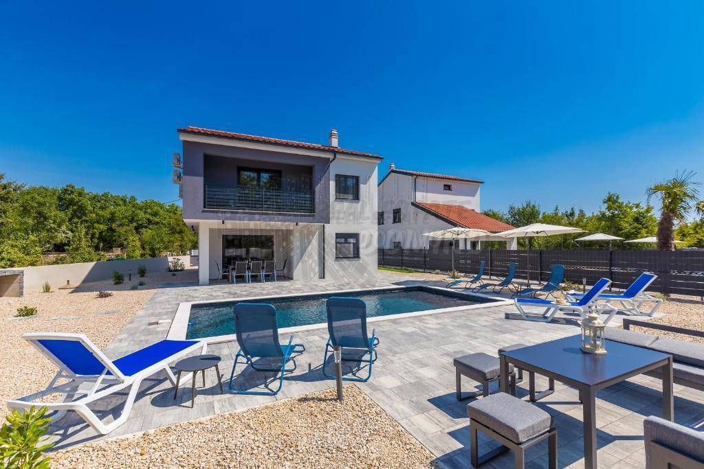 Bellissima casa indipendente con piscina e ampio giardino - di nuova costruzione!