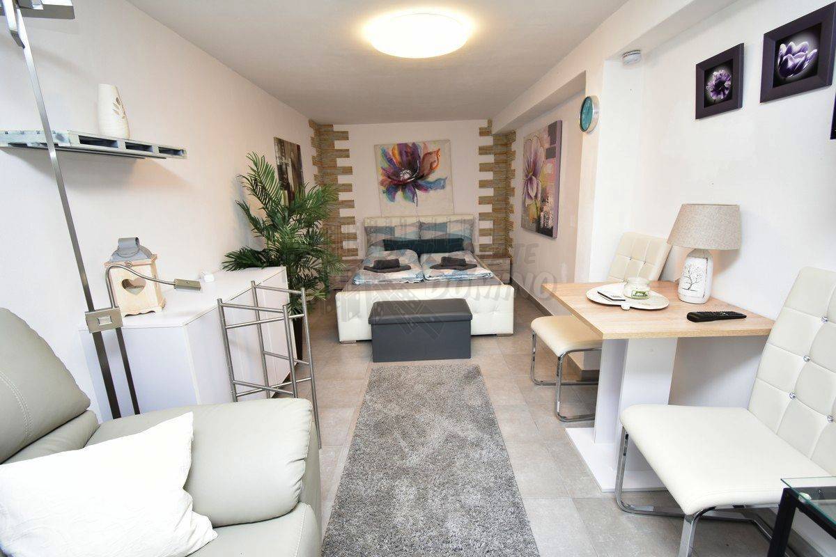 Seconda linea verso il mare! Casa indipendente! L'isola di Krk!