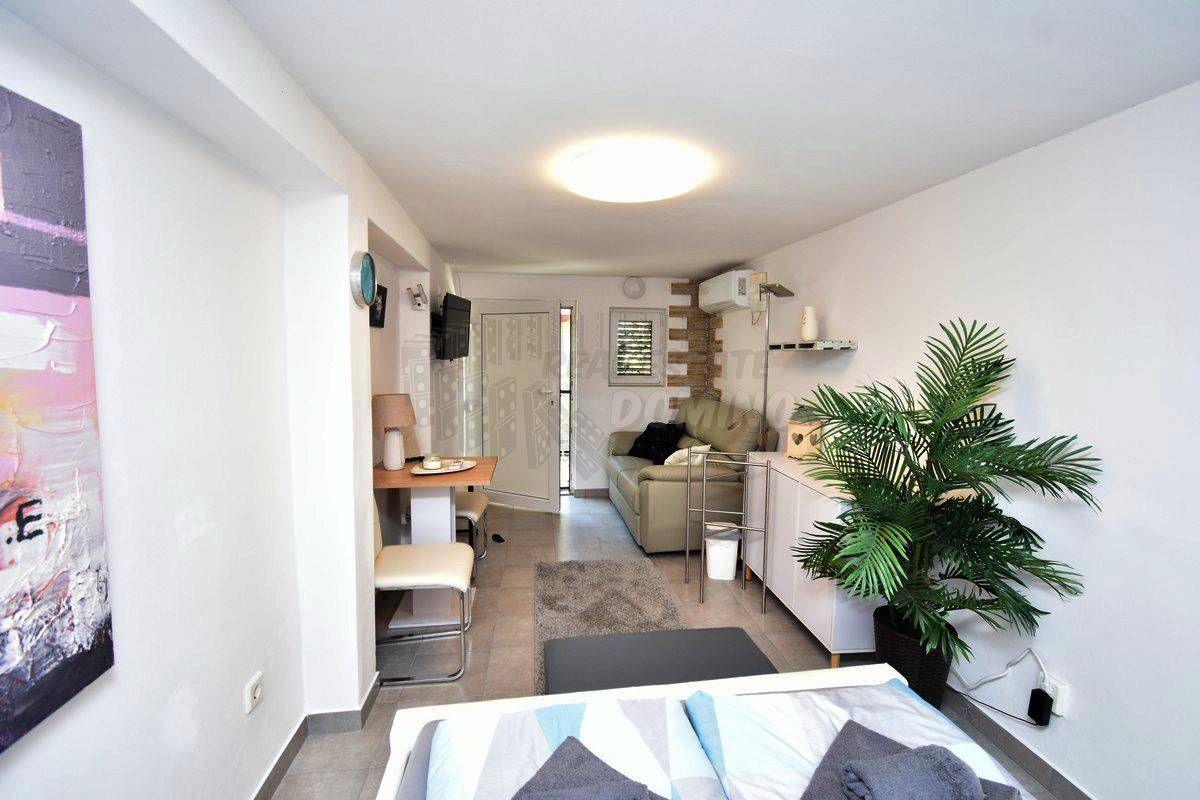 Seconda linea verso il mare! Casa indipendente! L'isola di Krk!