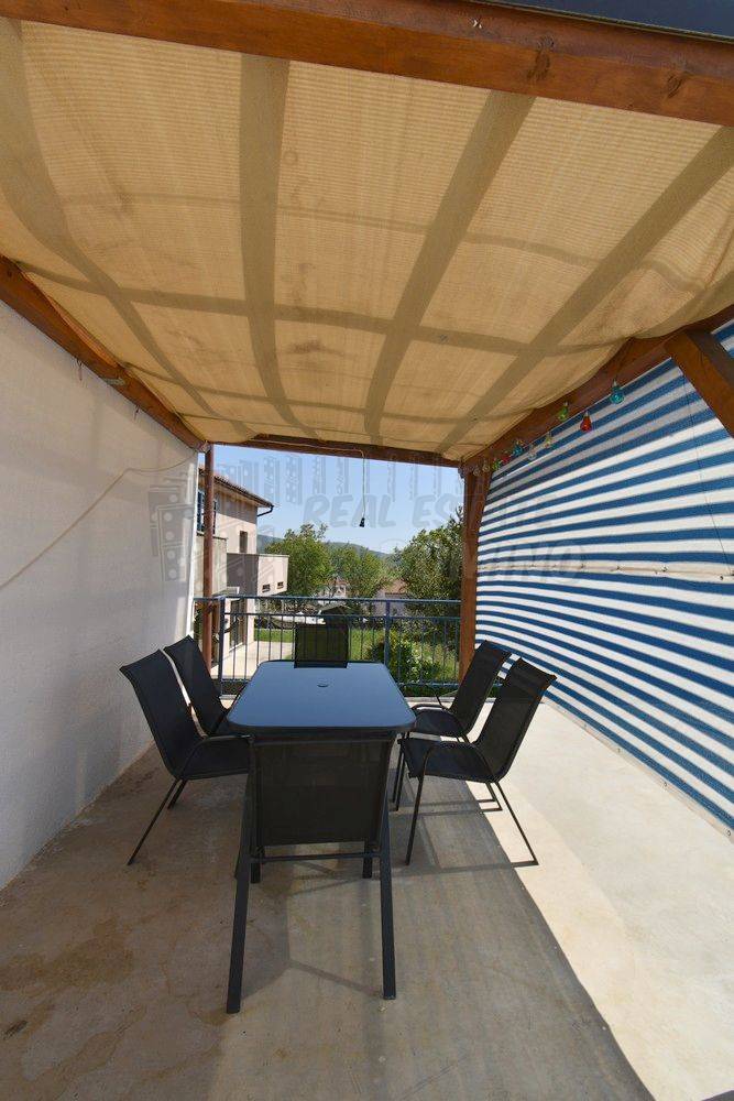 Casa bifamiliare con molto potenziale e ampio giardino!