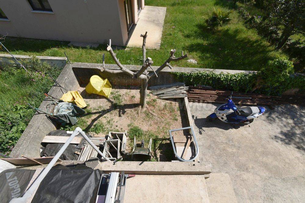 Casa bifamiliare con molto potenziale e ampio giardino!