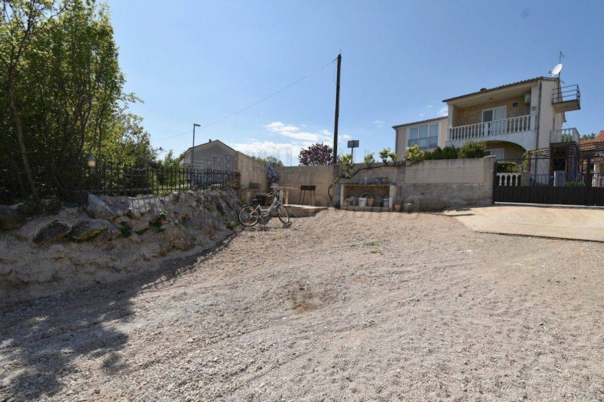 Casa bifamiliare con molto potenziale e ampio giardino!