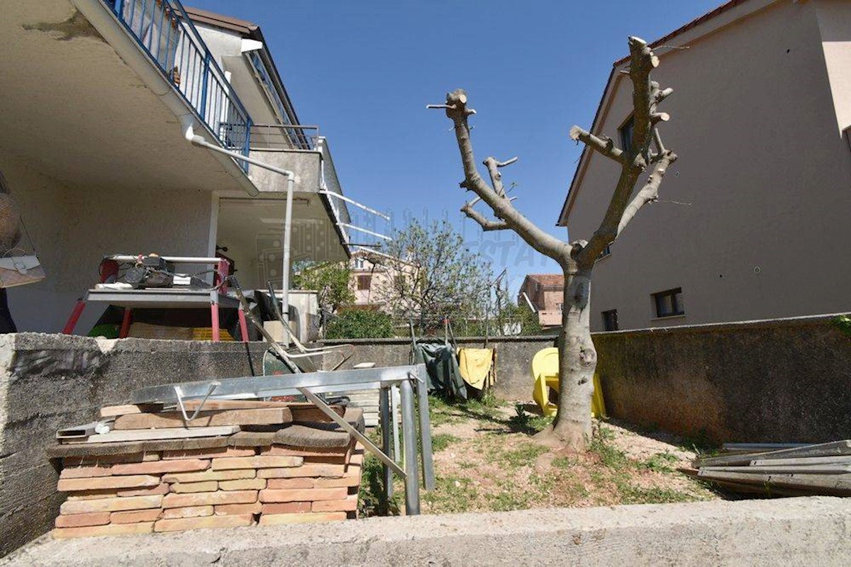 Casa bifamiliare con molto potenziale e ampio giardino!