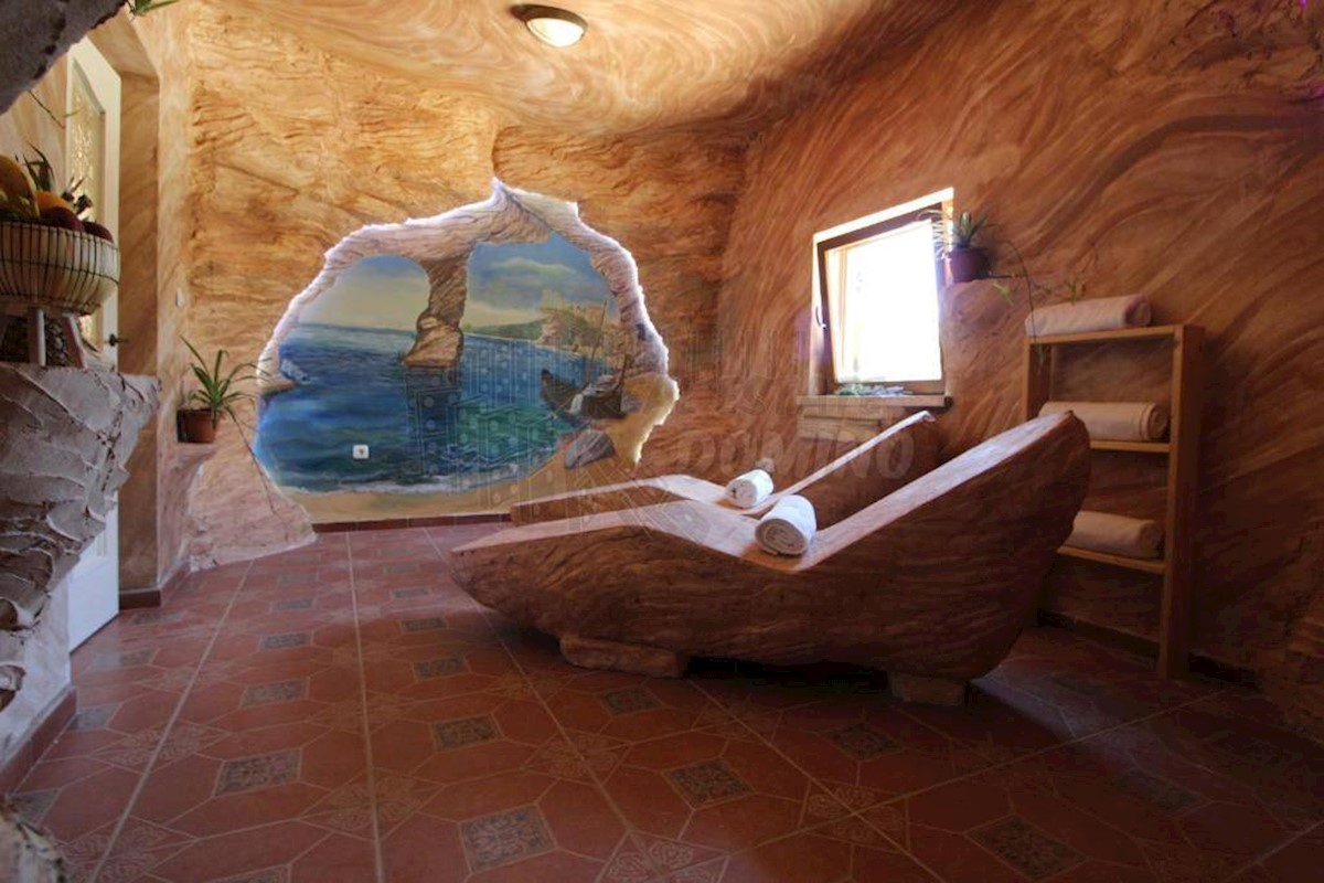 Villa mediterranea unica con piscina, sauna e ampio giardino!