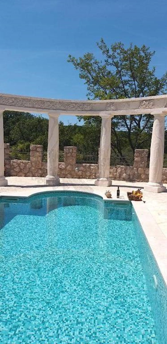 Villa mediterranea unica con piscina, sauna e ampio giardino!