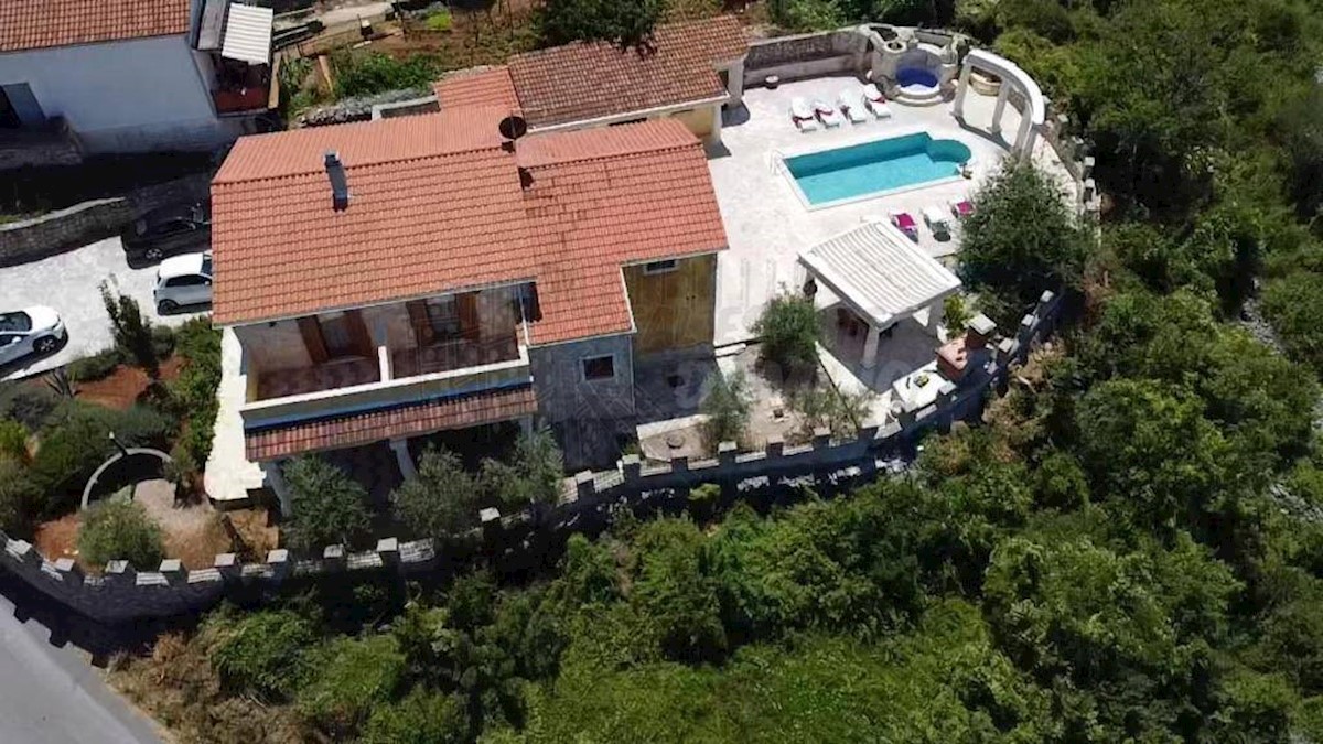 Villa mediterranea unica con piscina, sauna e ampio giardino!
