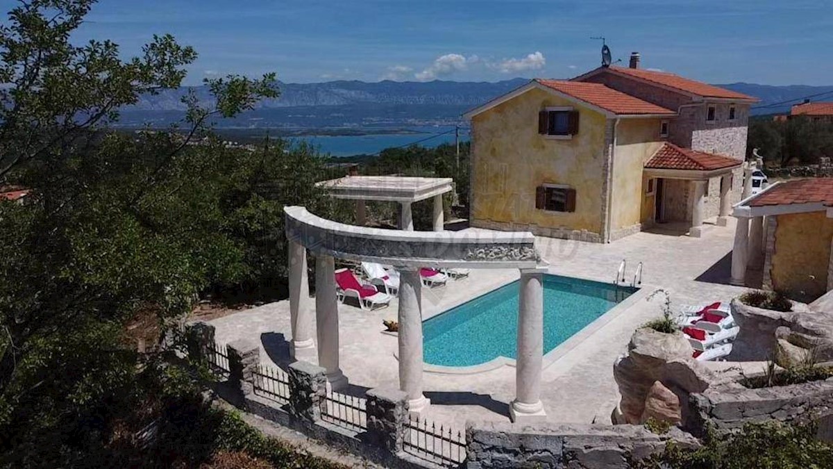 Villa mediterranea unica con piscina, sauna e ampio giardino!