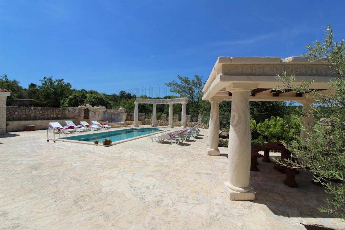 Villa mediterranea unica con piscina, sauna e ampio giardino!