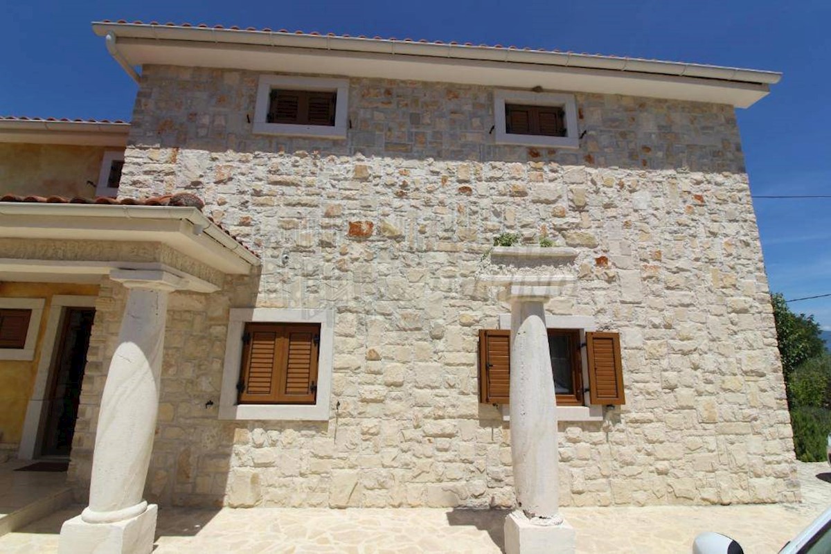 Villa mediterranea unica con piscina, sauna e ampio giardino!