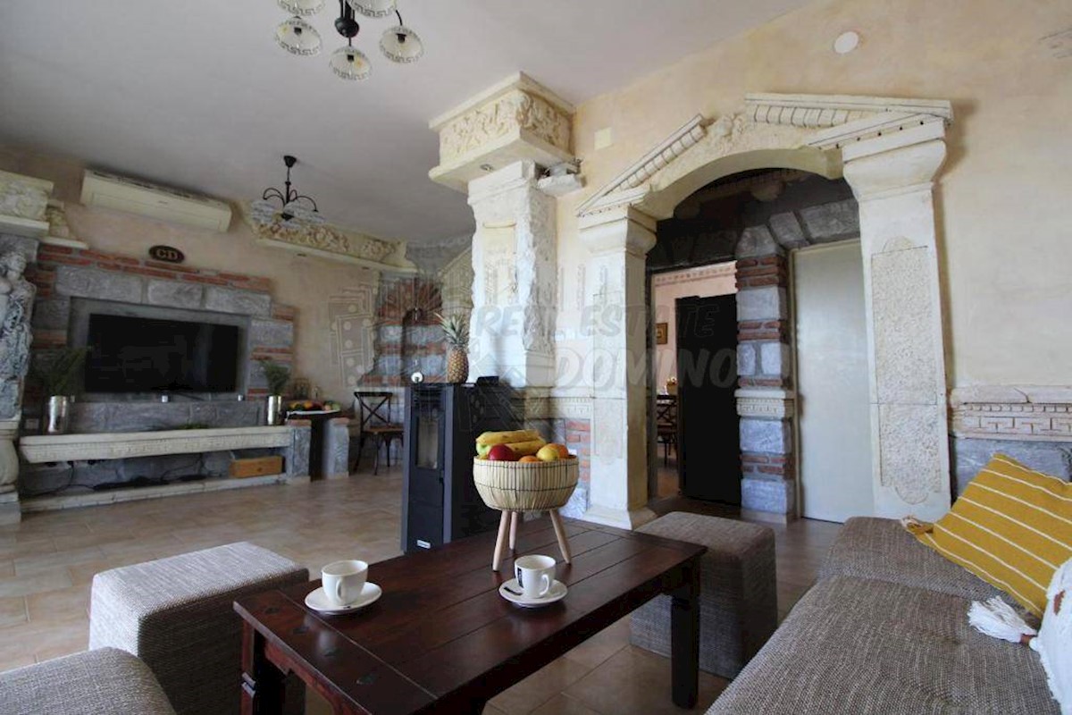 Villa mediterranea unica con piscina, sauna e ampio giardino!