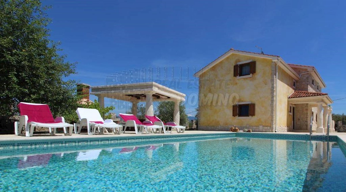 Villa mediterranea unica con piscina, sauna e ampio giardino!