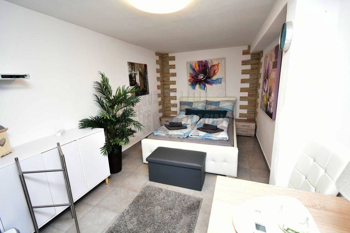 Seconda linea verso il mare! Casa indipendente! L'isola di Krk!