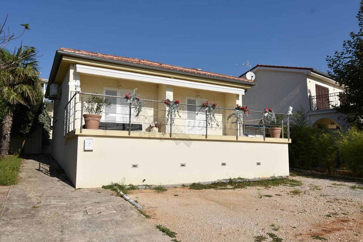 Seconda linea verso il mare! Casa indipendente! L'isola di Krk!