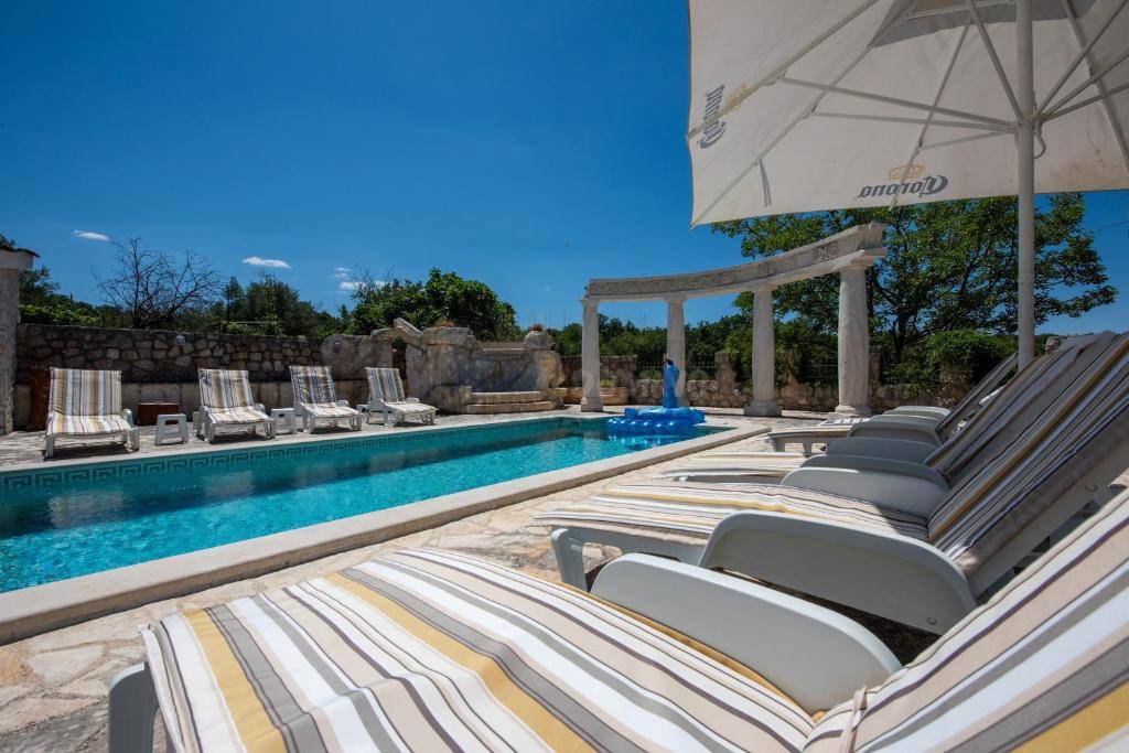 Villa mediterranea unica con piscina, sauna e ampio giardino!