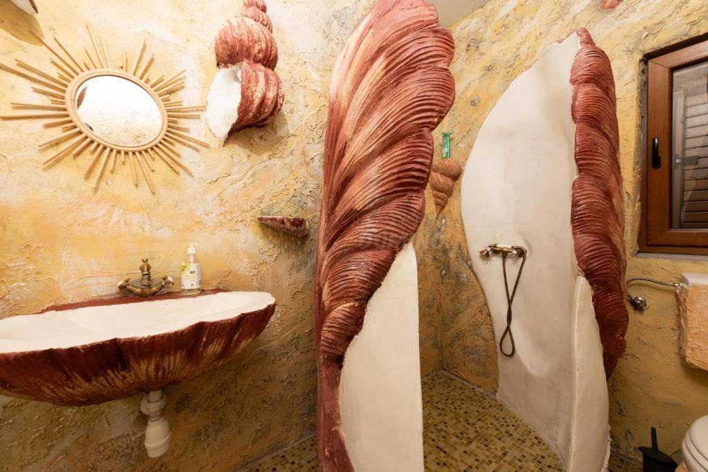Villa mediterranea unica con piscina, sauna e ampio giardino!