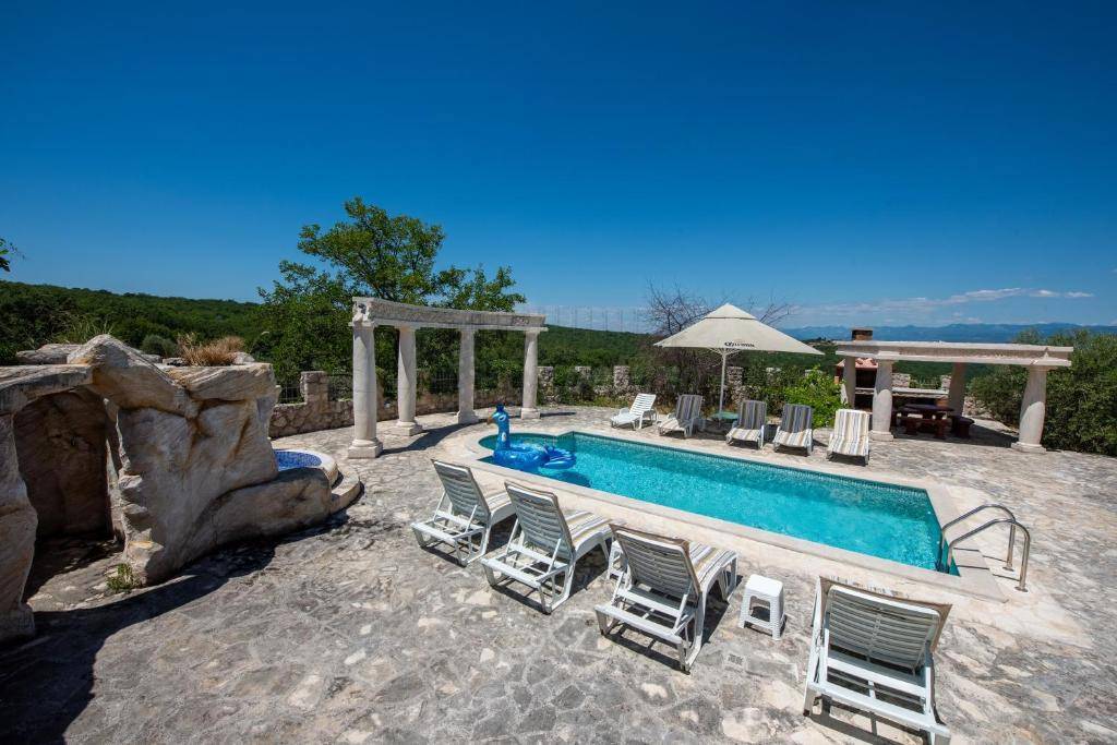 Villa mediterranea unica con piscina, sauna e ampio giardino!