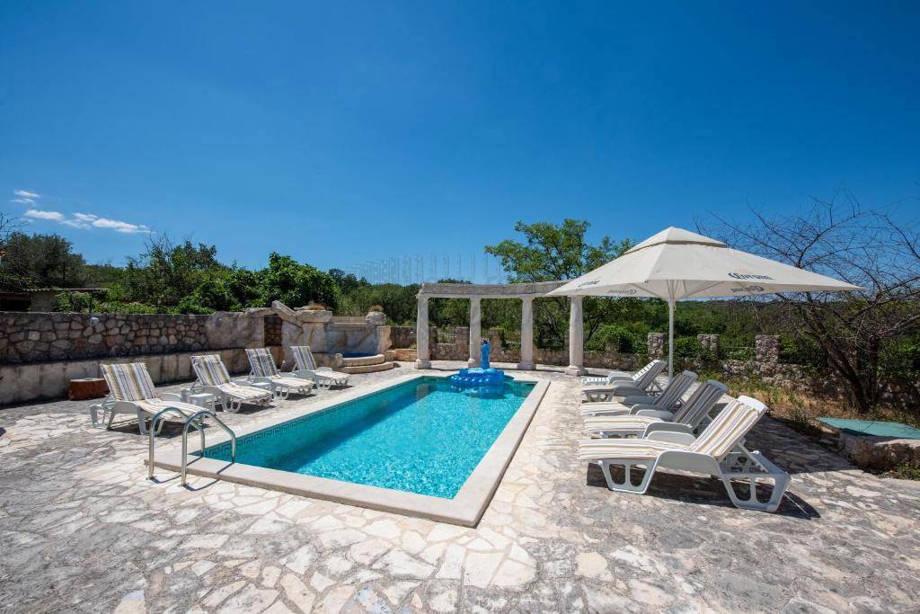 Villa mediterranea unica con piscina, sauna e ampio giardino!
