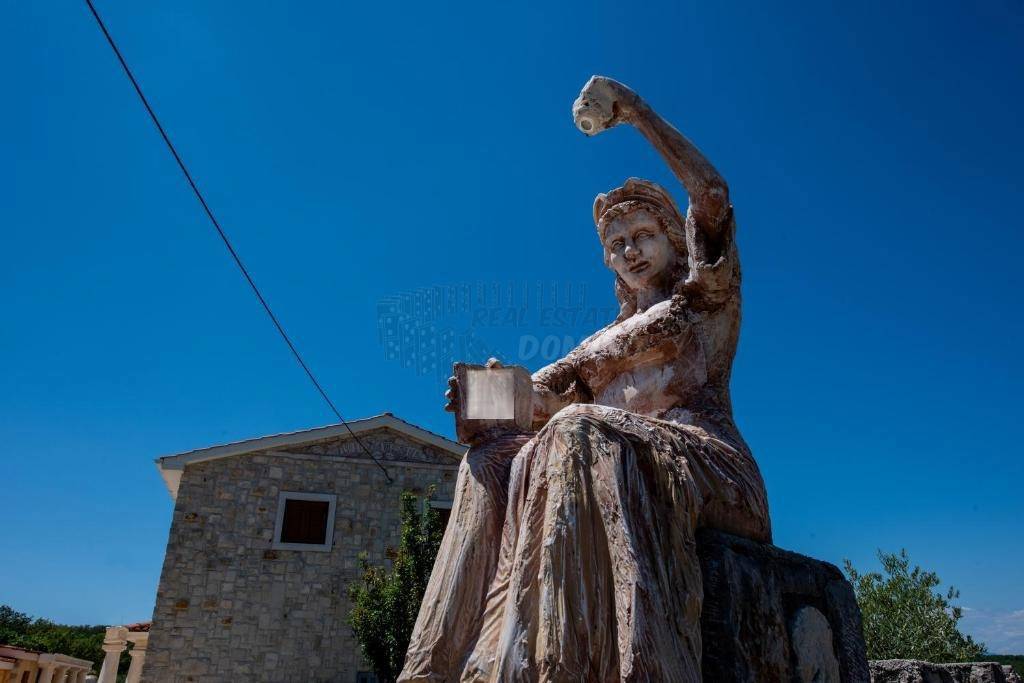 Villa mediterranea unica con piscina, sauna e ampio giardino!
