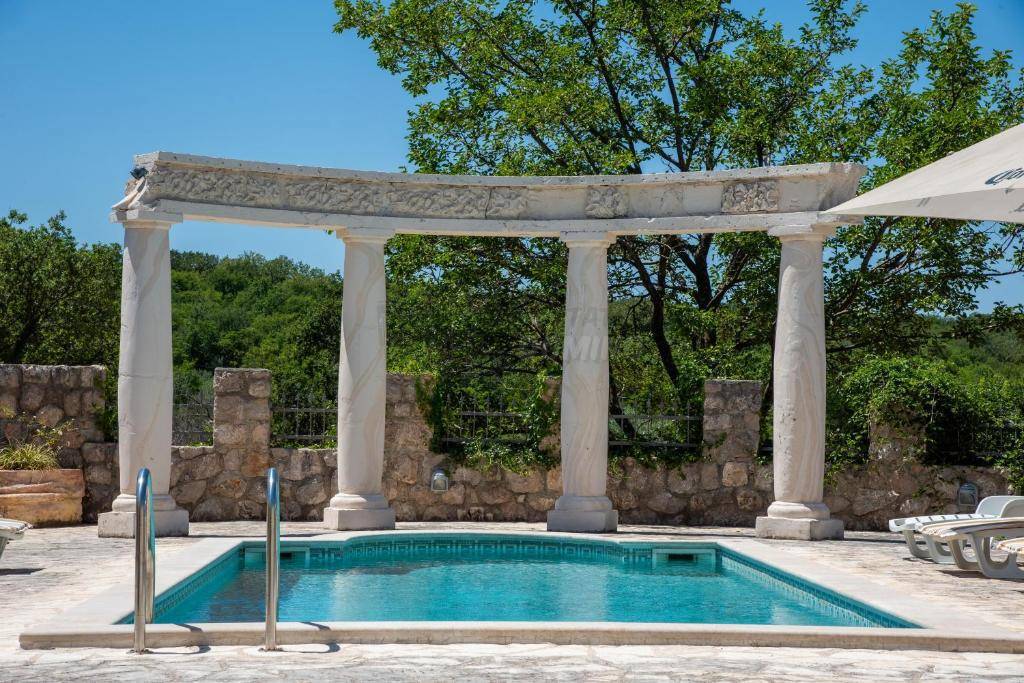 Villa mediterranea unica con piscina, sauna e ampio giardino!