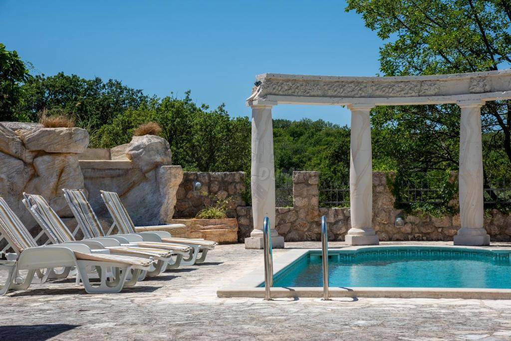 Villa mediterranea unica con piscina, sauna e ampio giardino!