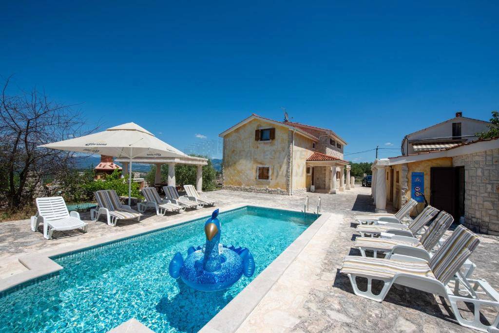 Villa mediterranea unica con piscina, sauna e ampio giardino!