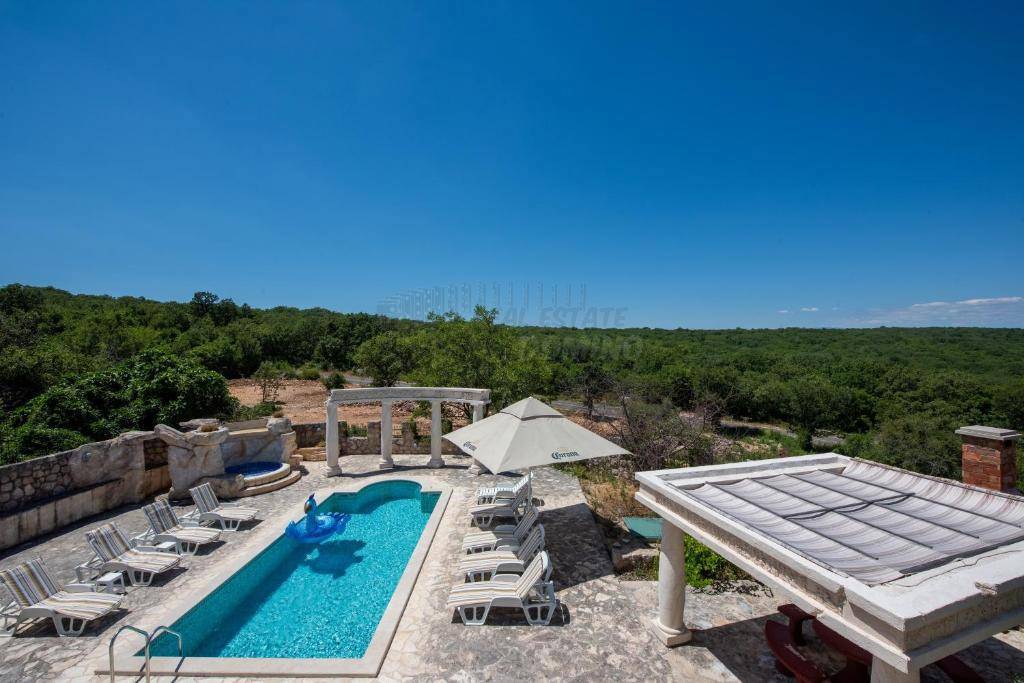 Villa mediterranea unica con piscina, sauna e ampio giardino!