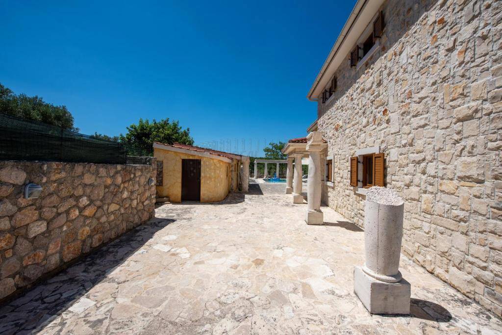 Villa mediterranea unica con piscina, sauna e ampio giardino!