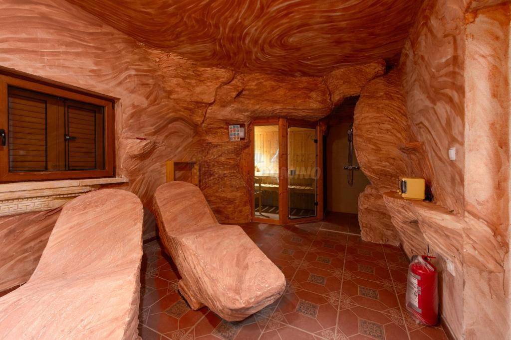 Villa mediterranea unica con piscina, sauna e ampio giardino!