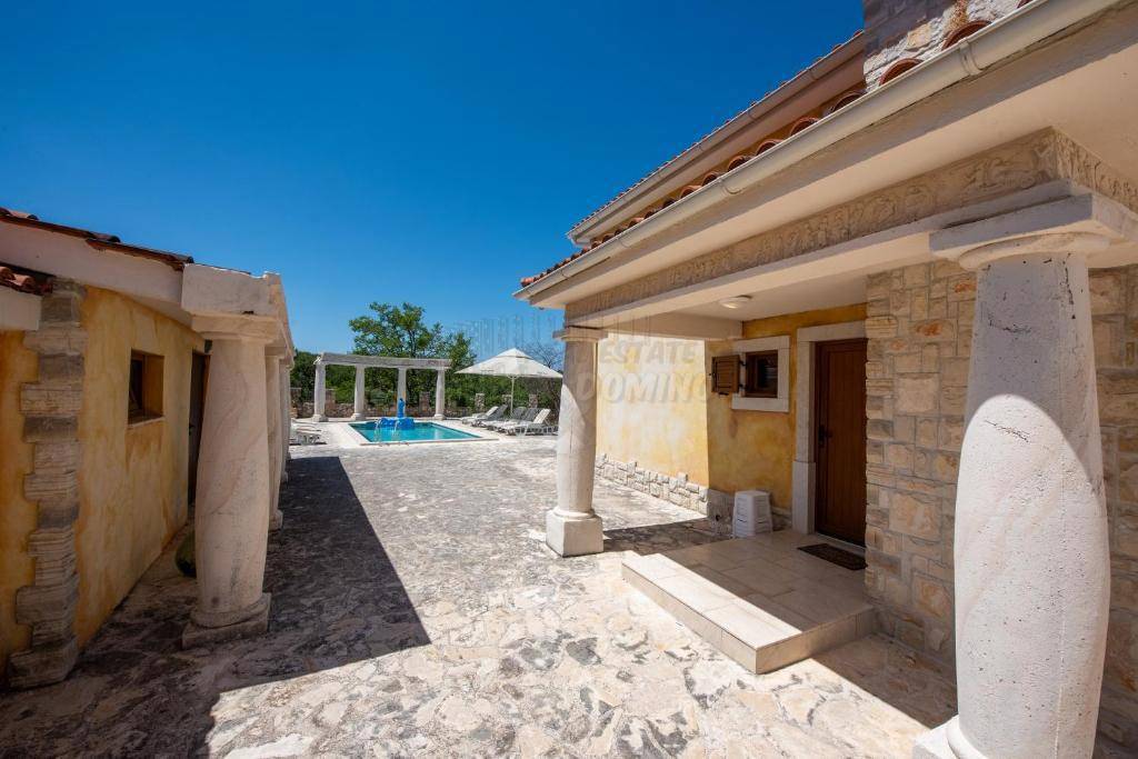 Villa mediterranea unica con piscina, sauna e ampio giardino!