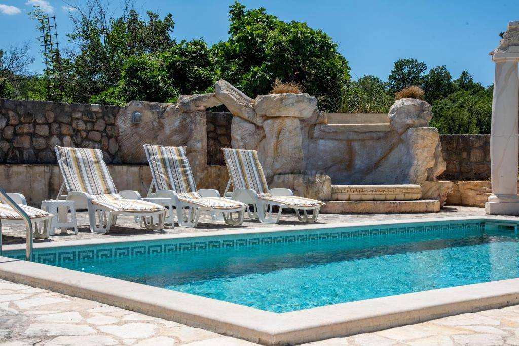 Villa mediterranea unica con piscina, sauna e ampio giardino!