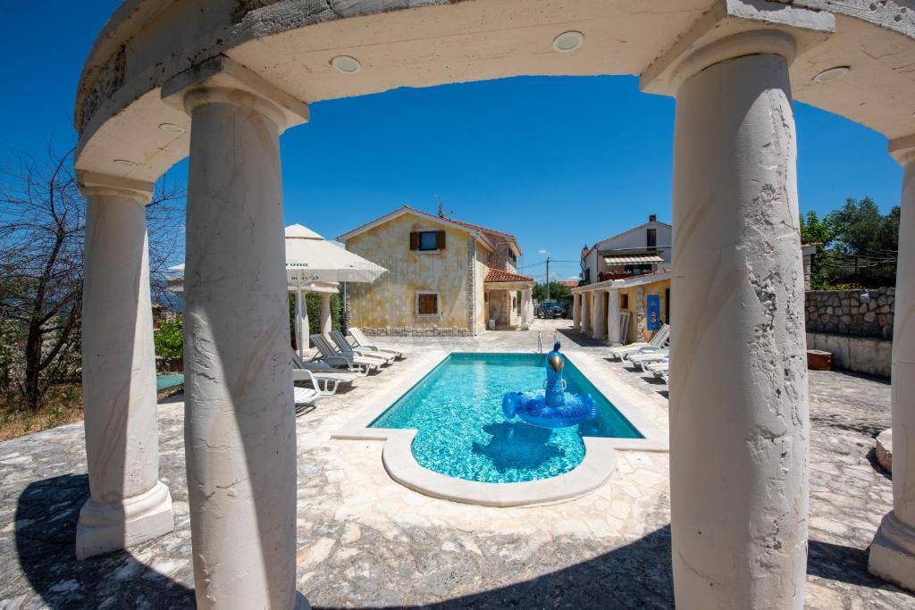 Villa mediterranea unica con piscina, sauna e ampio giardino!
