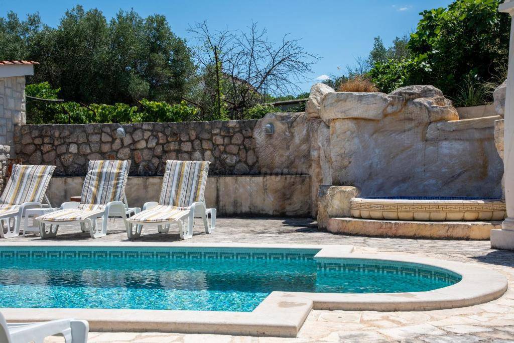 Villa mediterranea unica con piscina, sauna e ampio giardino!