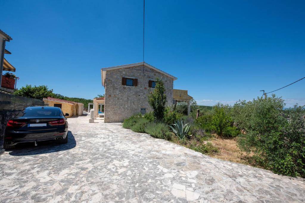 Villa mediterranea unica con piscina, sauna e ampio giardino!