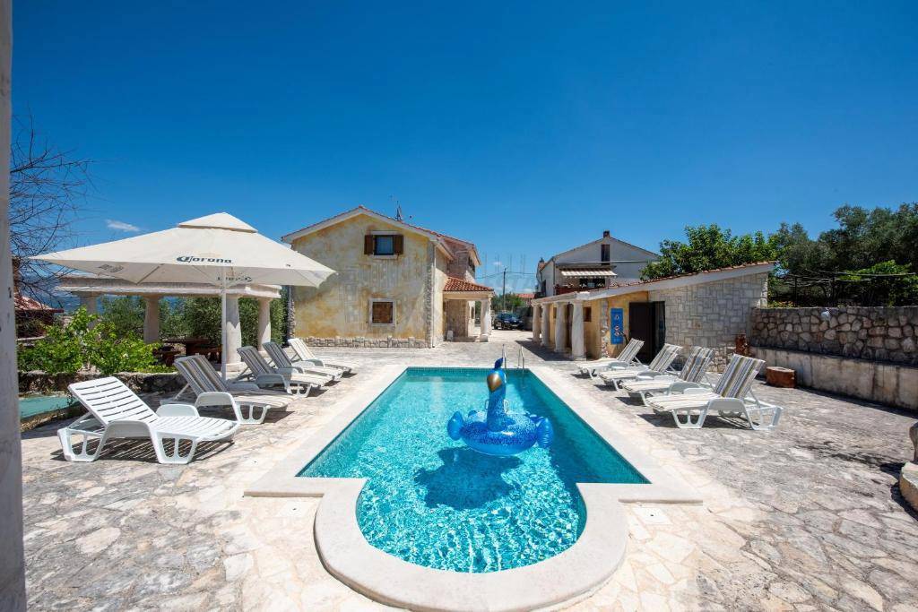 Villa mediterranea unica con piscina, sauna e ampio giardino!