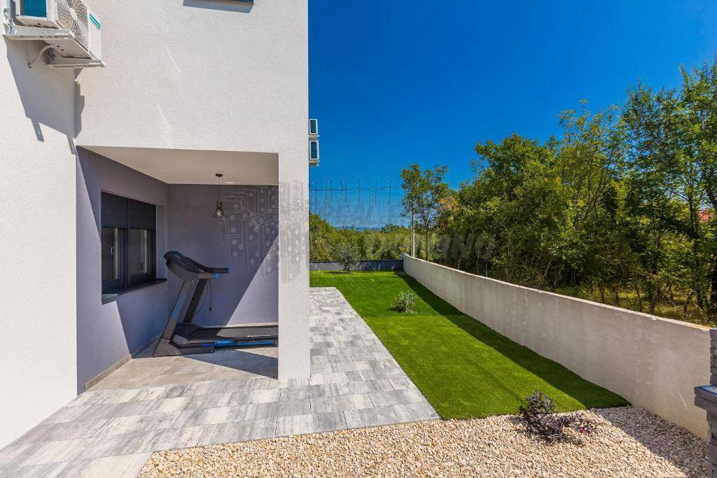 Nuova costruzione - bellissima casa indipendente con piscina e ampio giardino!