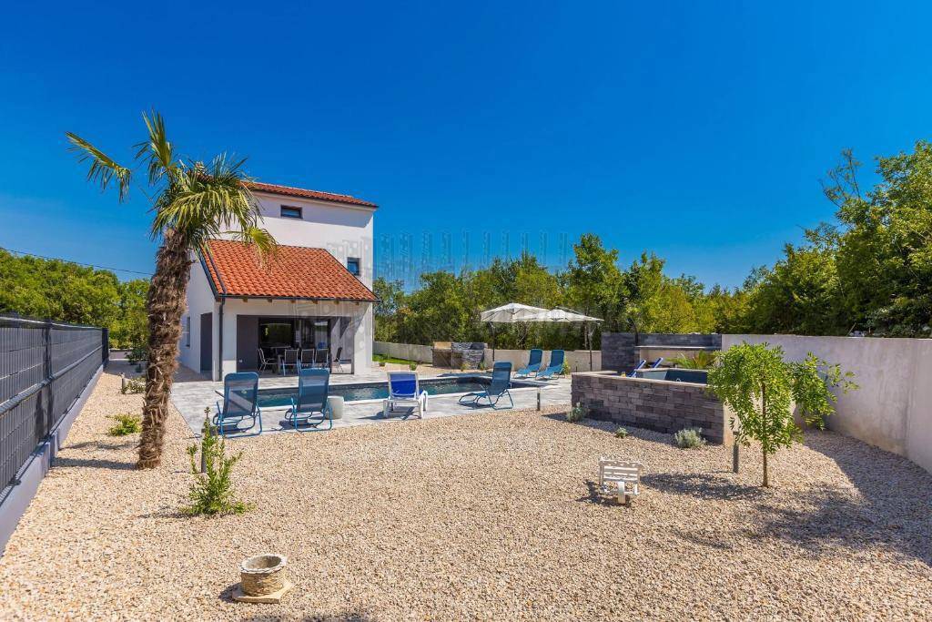 Nuova costruzione - bellissima casa indipendente con piscina e ampio giardino!