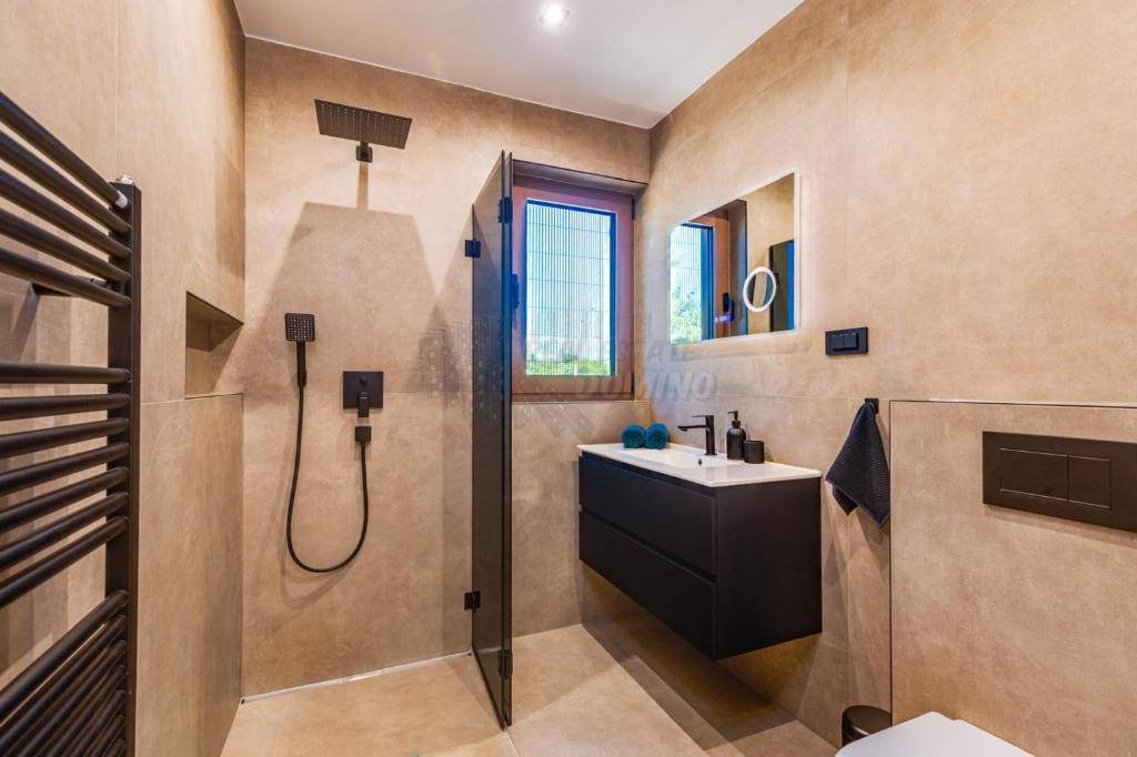 Bellissimo nuovo edificio vicino alla città di Krk!