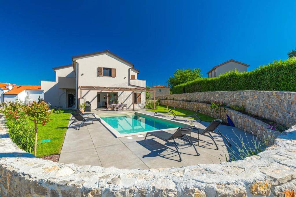 Bellissimo nuovo edificio vicino alla città di Krk!