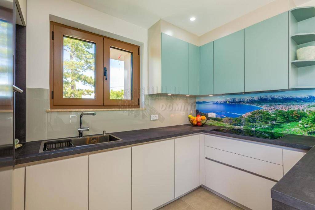 Bellissimo nuovo edificio vicino alla città di Krk!