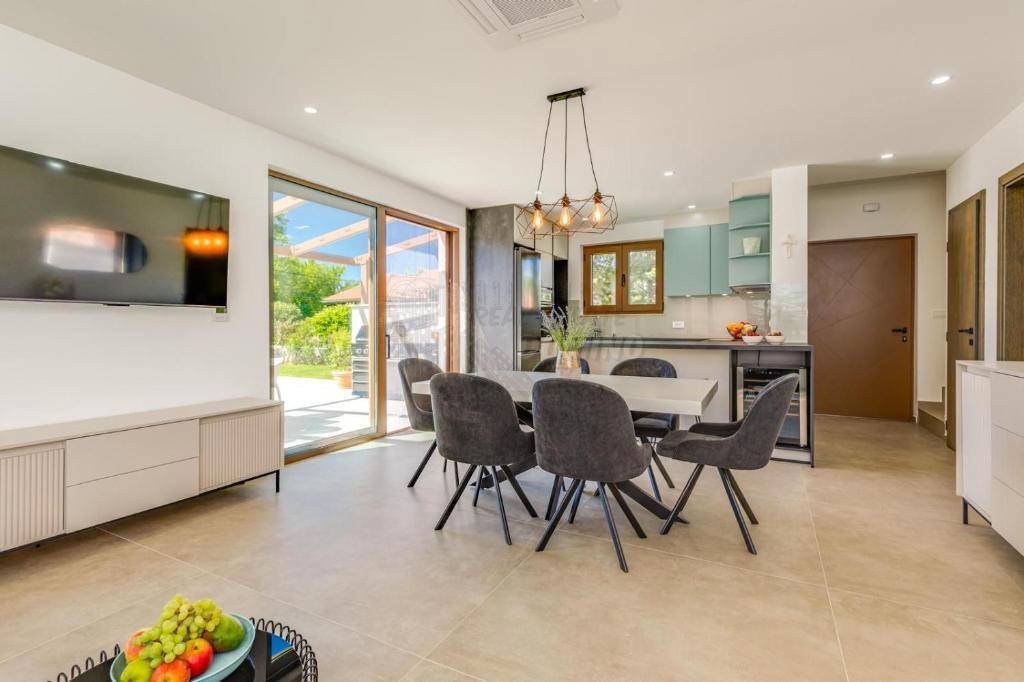 Bellissimo nuovo edificio vicino alla città di Krk!