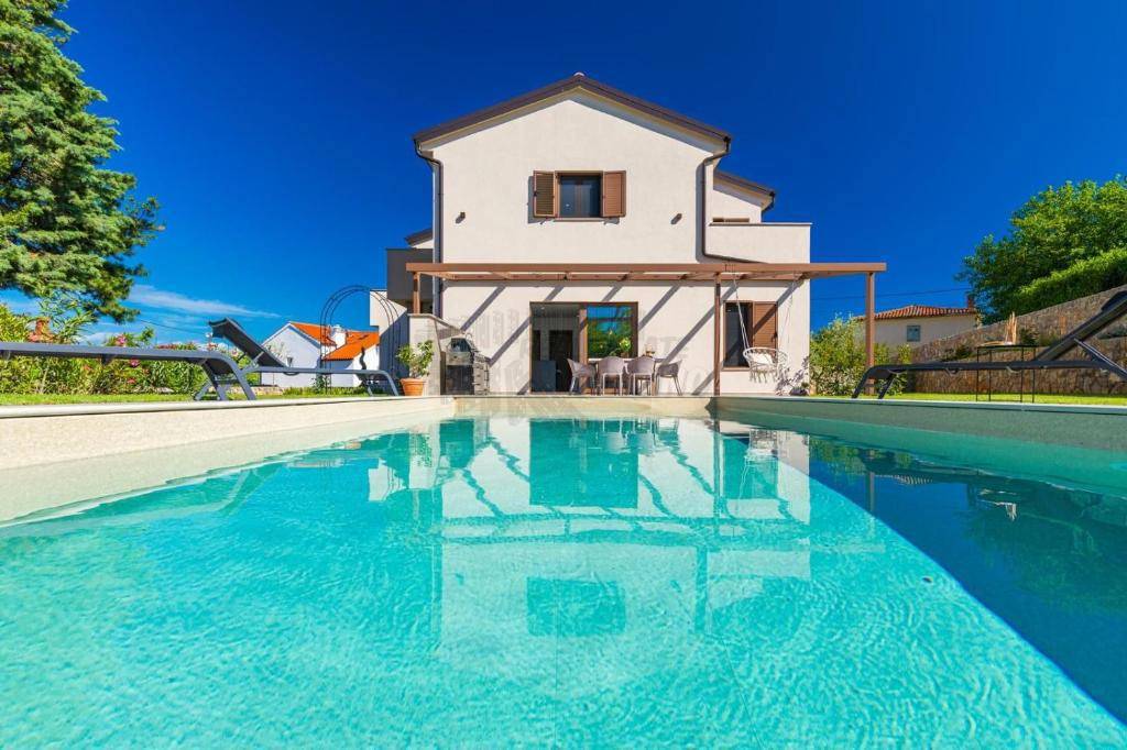 Bellissimo nuovo edificio vicino alla città di Krk!