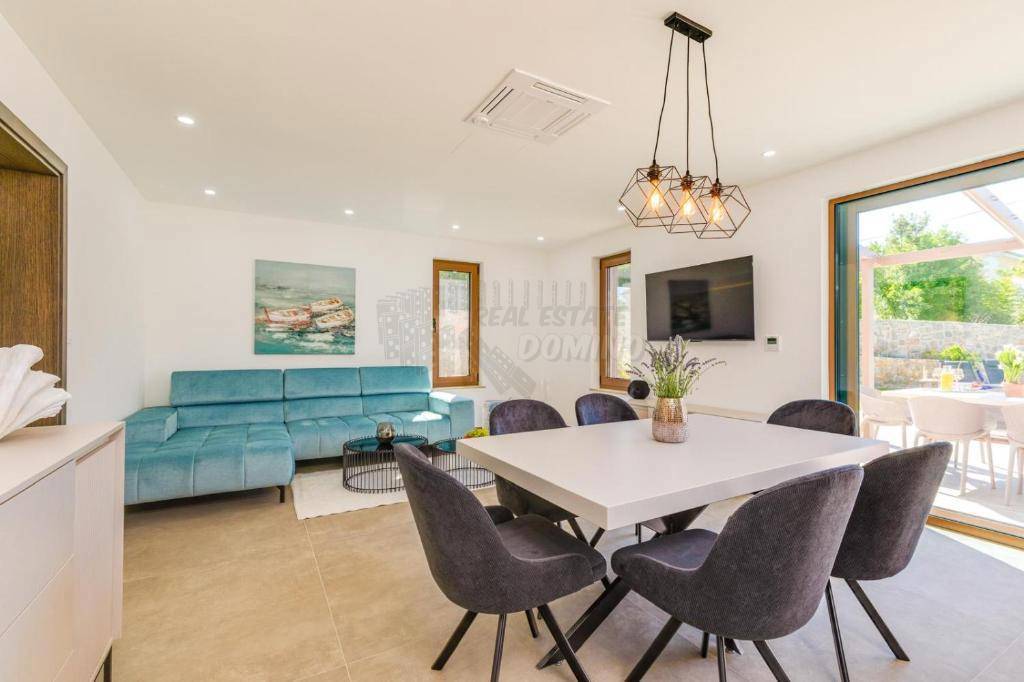 Bellissimo nuovo edificio vicino alla città di Krk!