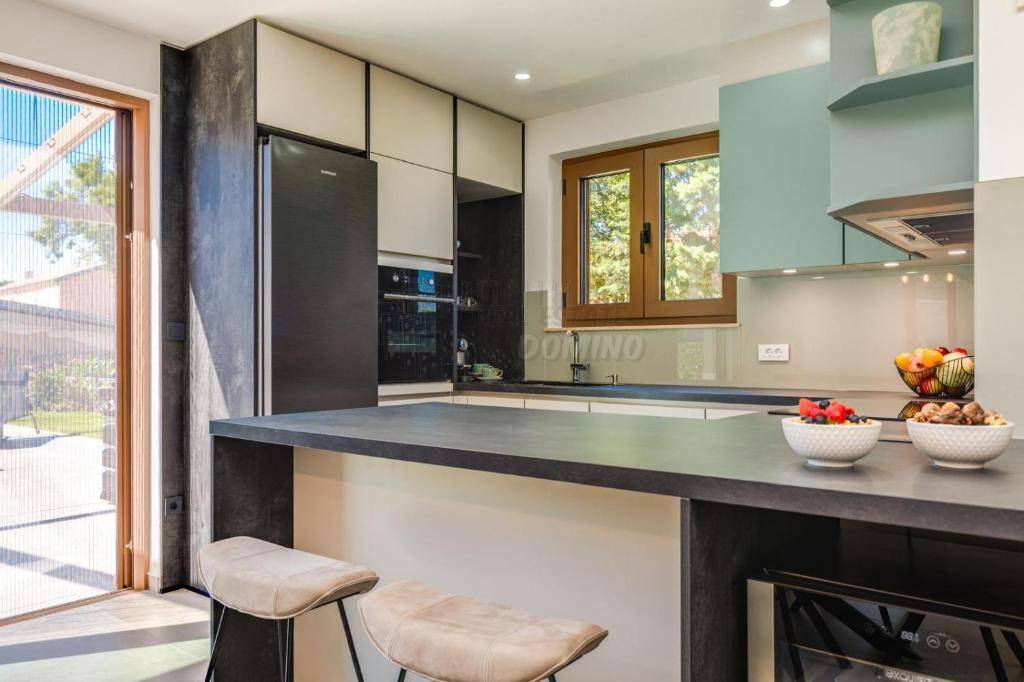 Bellissimo nuovo edificio vicino alla città di Krk!